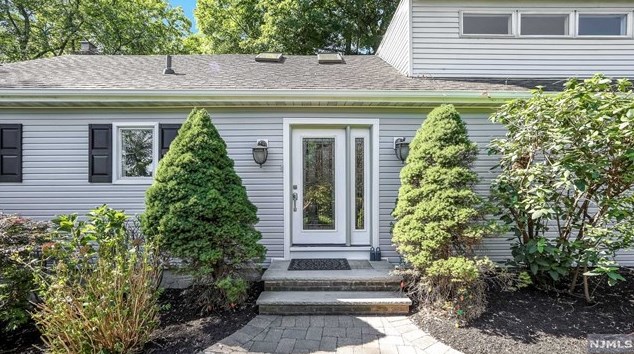 44 Long Hill Rd, Oakland, NJ 07436-2521