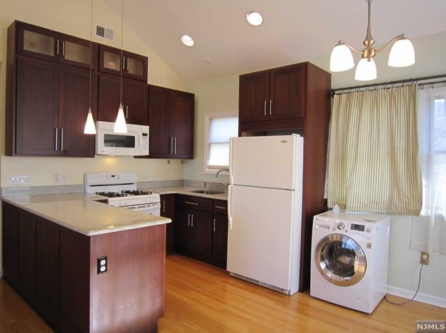 314 10th St #2nd, Palisades Park, NJ 07650
