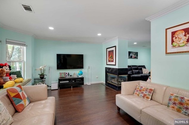 2163 Jordan Ct, Mahwah, NJ 07430