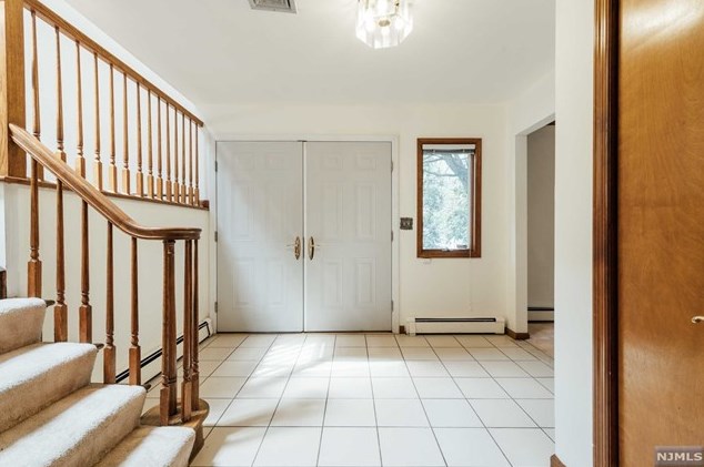 212 Filippe Ct, Paramus, NJ 07652