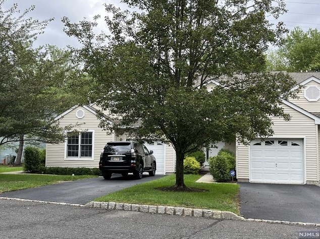 32 Foxwood Sq, Westwood NJ  07675-7359 exterior