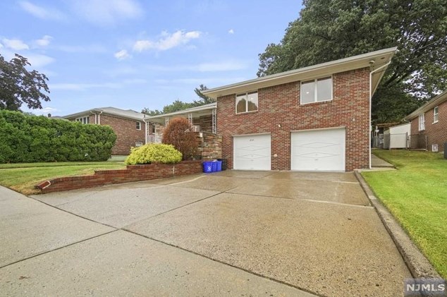 255 Forest Rd, West Fort Lee, NJ 07024