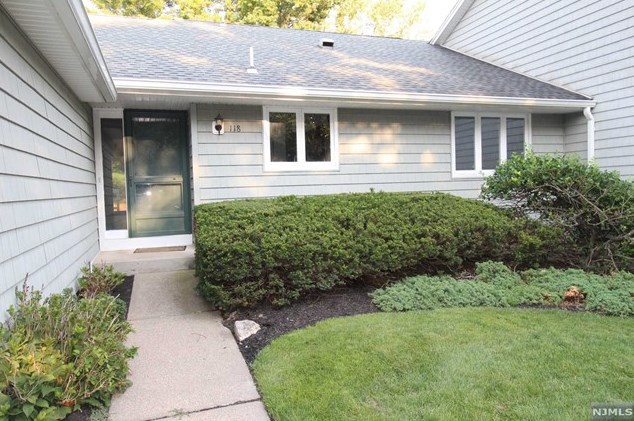 118 Vreeland Ct, Mahwah, NJ 07430