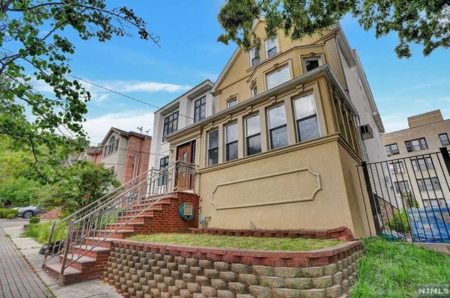 35 Hilliard Ave, Edgewater NJ  07020-1209 exterior
