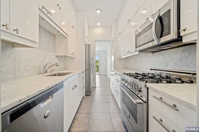 600 Gregory Ave, Union City, NJ 07086