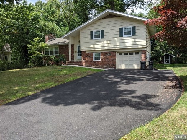 21 Waibel Dr, Allendale, NJ 07401