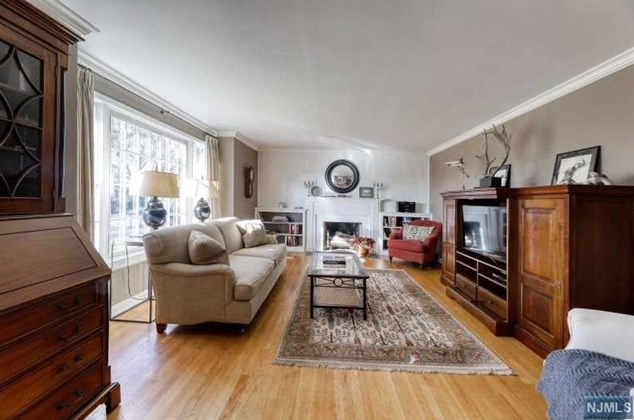 77 Marcotte Ln, Bergenfield, NJ 07621