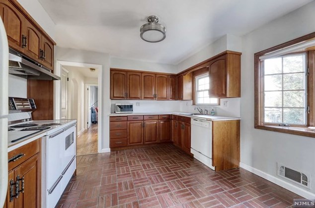 77 Marcotte Ln, Bergenfield NJ  07621-3210 exterior