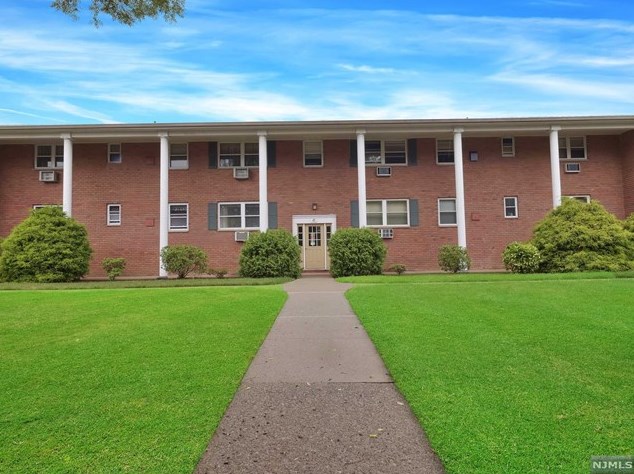 47 Hinchman Ave, Wayne, NJ 07470-2309