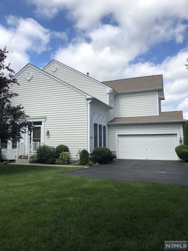 1 Scarlet Oak Ln, Paramus, NJ 07652
