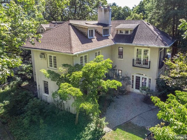 7 Knollwood Ter, West Caldwell, NJ 07006-5808