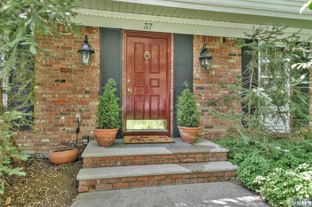 37 Yeoman Dr, Upper Saddle River, NJ 07458