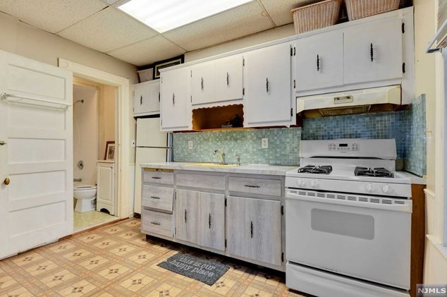 69 Clinton Ave, Tenafly NJ  07670-1933 exterior