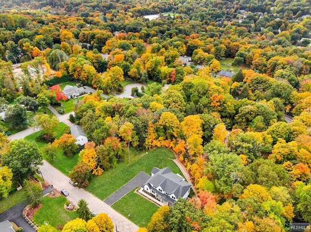 3 Stevenson Ln, Upper Saddle River, NJ 07458