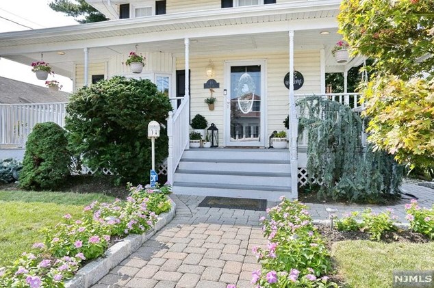 11 Thiem Ave, Rochelle Park, NJ 07662