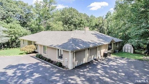 315 Freemans Ln, Franklin Lakes, NJ 07417