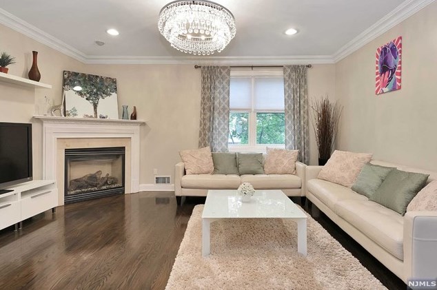 37 Michael Ln, Wallington NJ  07057-1064 exterior