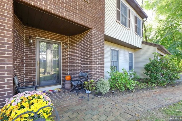 662 Pascack Rd, Paramus NJ  07652-4235 exterior