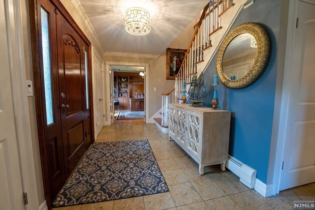 6 Strawberry Hill Ct, Montvale, NJ 07645