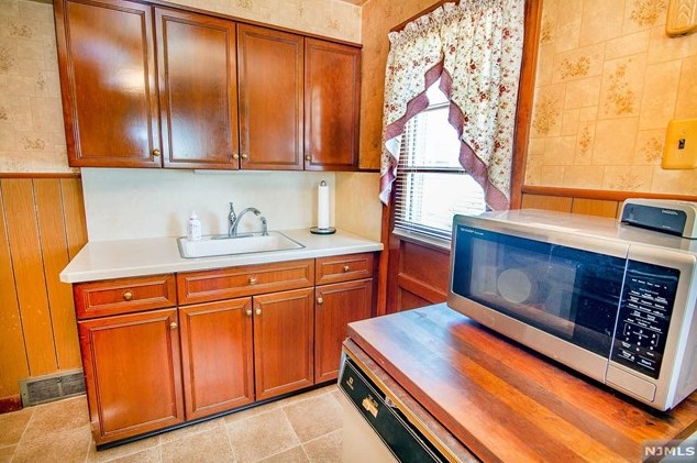 220 Lexington Ave, Dumont, NJ 07628
