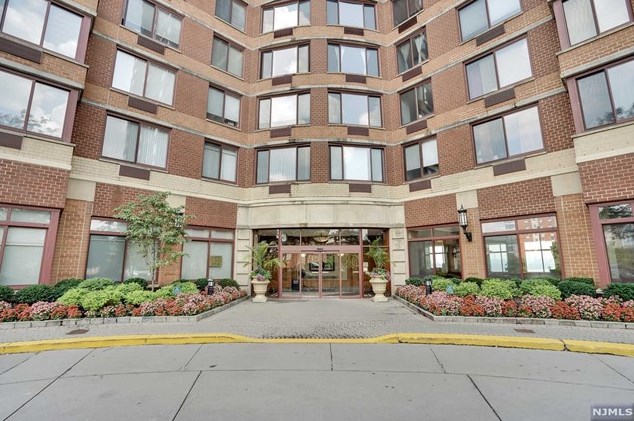 100 Old Palisade Rd, West Fort Lee NJ  07024-7064 exterior