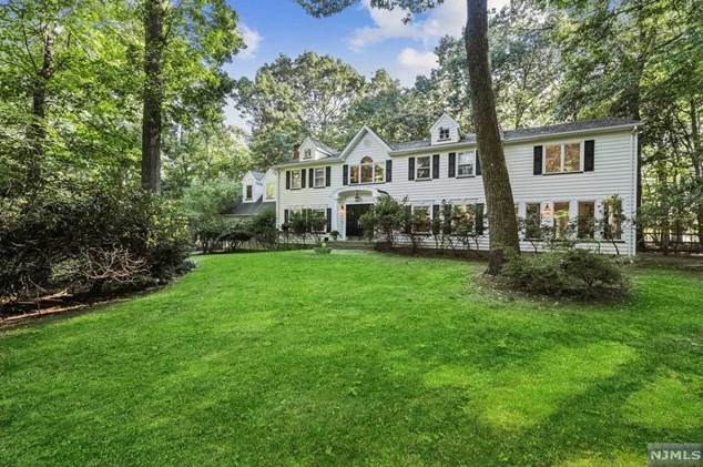 72 Cedar Dr, Allendale, NJ 07401