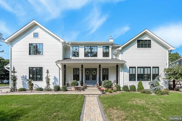 19 Leoson Pkwy, Westwood, NJ 07675-6915