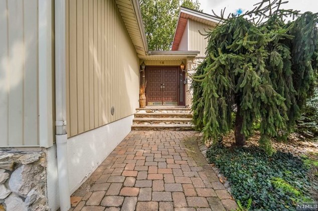 15 Riverside Dr, Clark, NJ 07066
