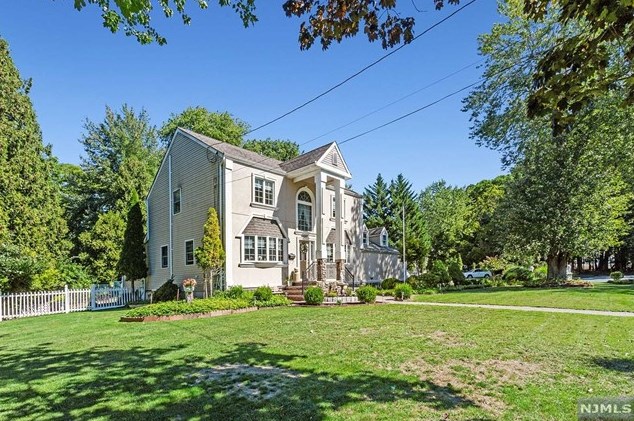 620 Roberge Dr, Westwood, NJ 07675-6570