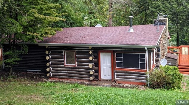 30 Bayonne Dr, West Milford, NJ 07421