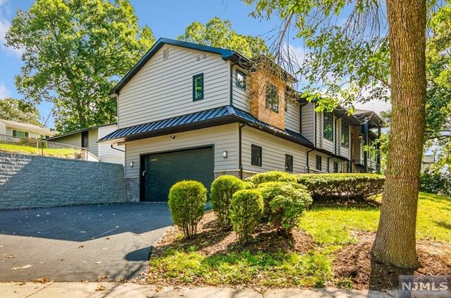 346 Maplewood Dr, Paramus, NJ 07652
