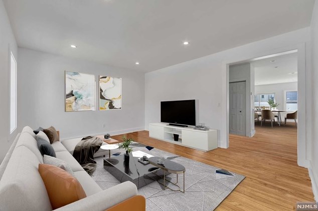316 2nd St, Carlstadt, NJ 07072-1154