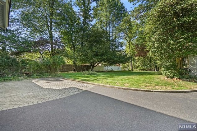 85 Pascack Rd, Hillsdale NJ  07642-1300 exterior