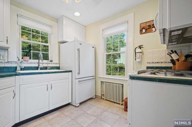 85 Pascack Rd, Hillsdale NJ  07642-1300 exterior