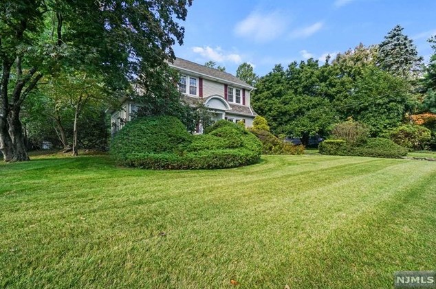 85 Pascack Rd, Hillsdale NJ  07642-1300 exterior