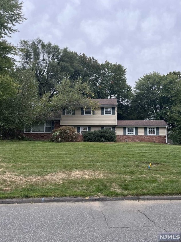 402 Meer Ave, Wyckoff, NJ 07481