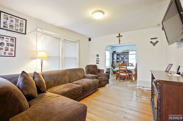 436 Chestnut St, Ridgefield NJ  07657-2606 exterior