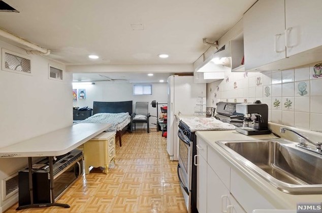 436 Chestnut St, Ridgefield NJ  07657-2606 exterior