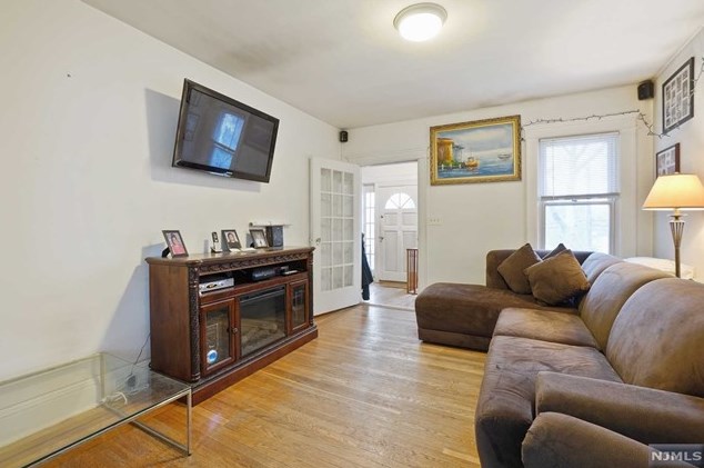 436 Chestnut St, Ridgefield NJ  07657-2606 exterior