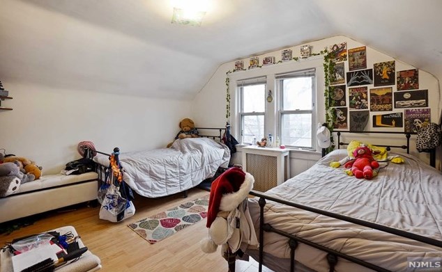 436 Chestnut St, Ridgefield NJ  07657-2606 exterior