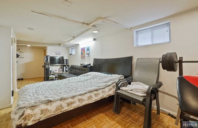 436 Chestnut St, Ridgefield NJ  07657-2606 exterior