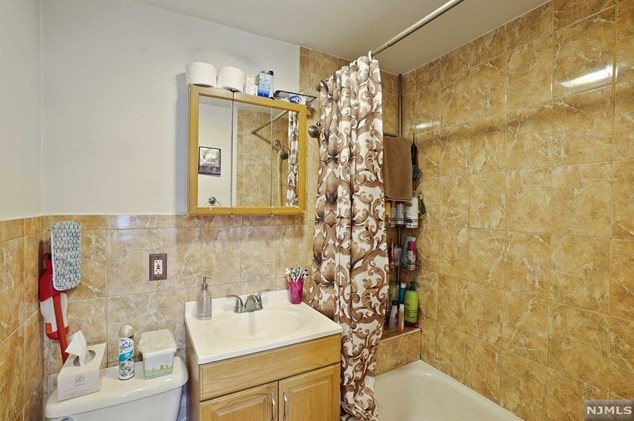 436 Chestnut St, Ridgefield NJ  07657-2606 exterior