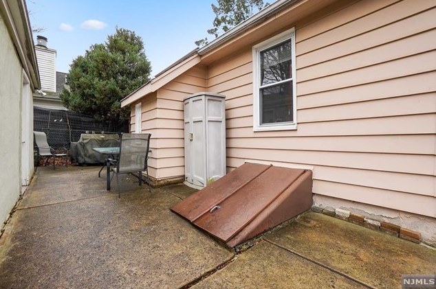 436 Chestnut St, Ridgefield NJ  07657-2606 exterior