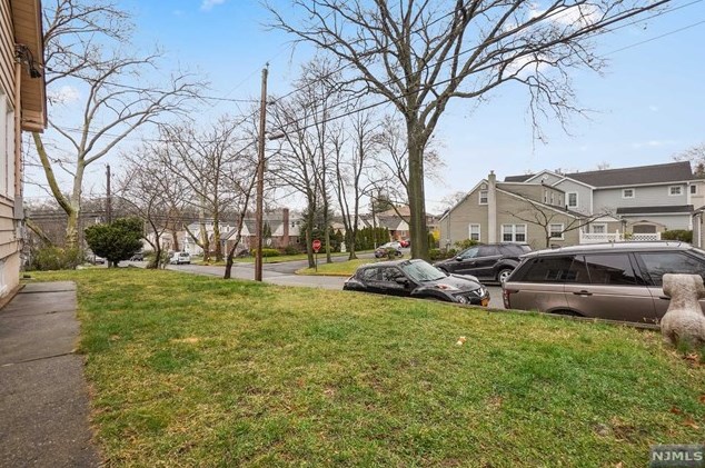 436 Chestnut St, Ridgefield NJ  07657-2606 exterior