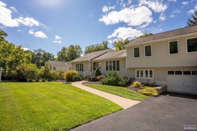 111 Warren Rd, Park Ridge, NJ 07656