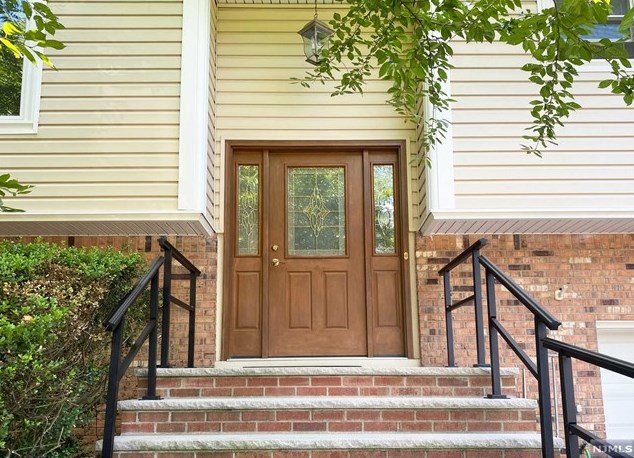 88 Hemlock Dr, Paramus, NJ 07652-3342