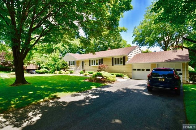 80 Stewart St, Demarest, NJ 07627