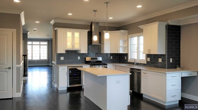 2344 Short St, West Fort Lee NJ  07024-4015 exterior