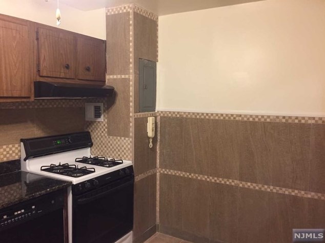 2348 Linwood Ave, West Fort Lee NJ 07024-3869 exterior