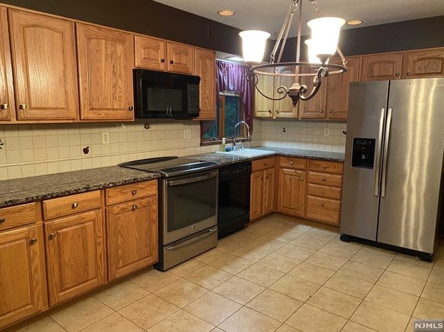 402 Falmouth Ave, Elmwood Park, NJ 07407